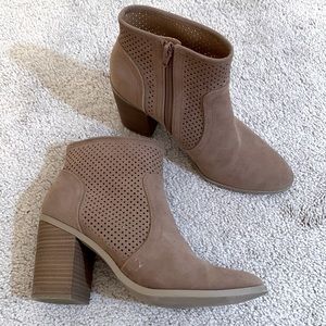 Universal Thread Ankle Booties